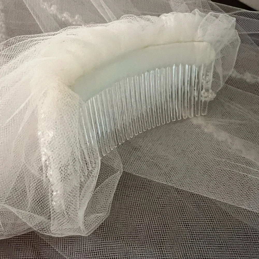 Bride & Groom white signs, drink holder, 8 sign/photo holders and a fun veil